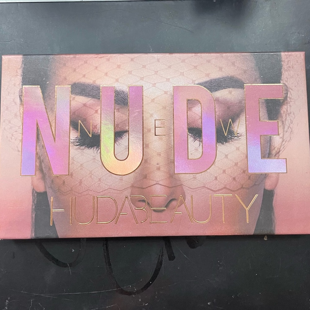 Huda beauty new nude pallet